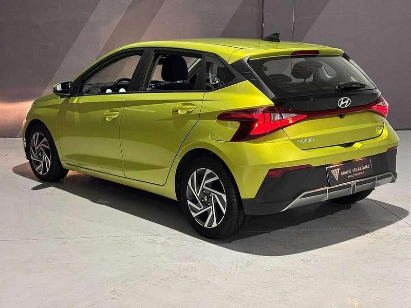 Usado Hyundai i20 84 CV (61 kW) 2023 Verde Utilitario