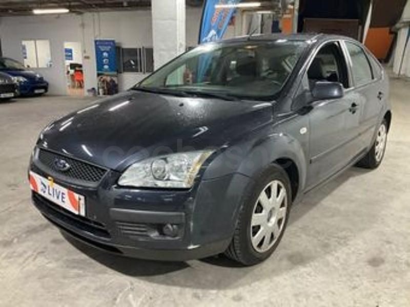 Usado Ford Focus Ghia 115 CV (84 kW) 2007 Gris / plata Berlina