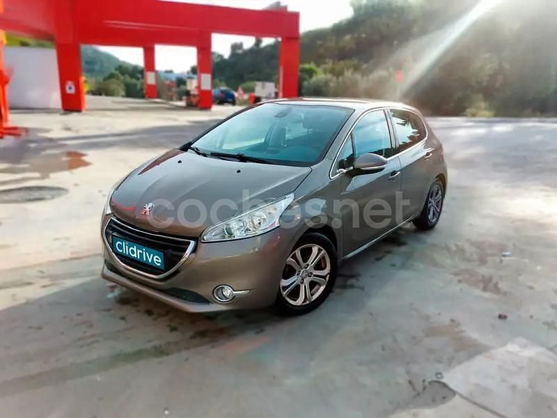 Usado Peugeot 208 Allure 92 CV (67 kW) 2015 Beige Utilitario