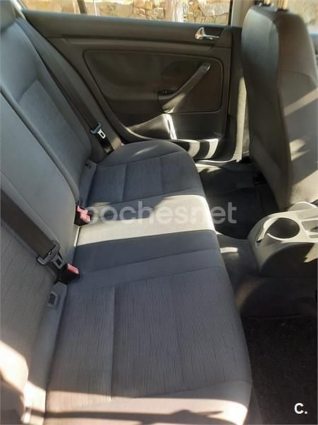 Usado VW Golf IV Trendline 105 CV (77 kW) 2004 Gris / plata Berlina