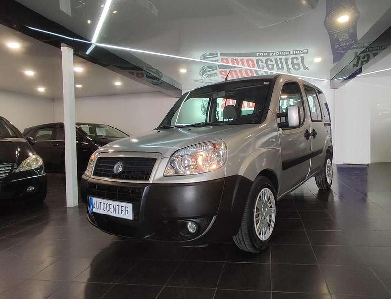 Usado Fiat Doblò Family 120 CV (88 kW) 2006 Gris Monovolumen