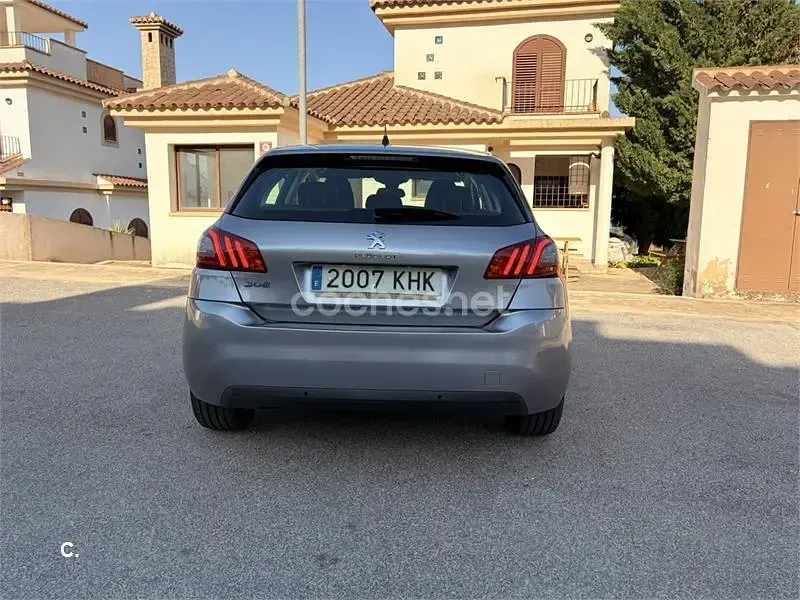Usado Peugeot 308 Active 100 CV (73 kW) 2018 Gris / plata Berlina