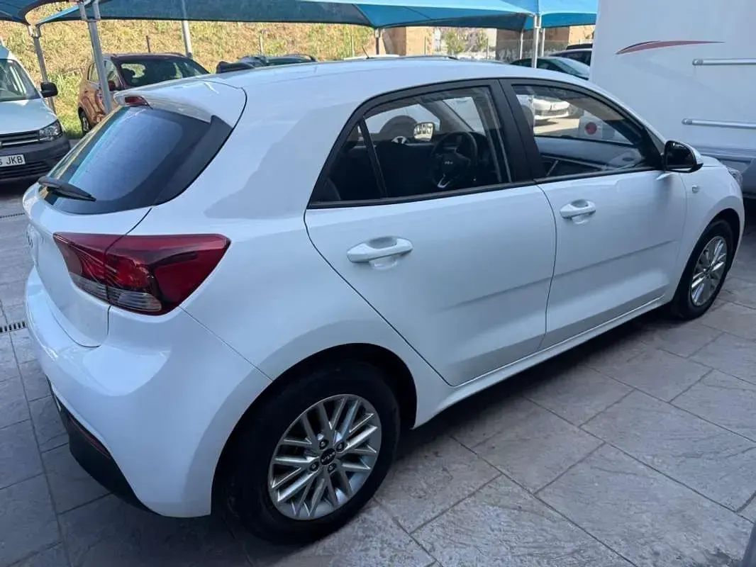 Usado Kia Rio 101 CV (74 kW) 2022 Blanco Utilitario