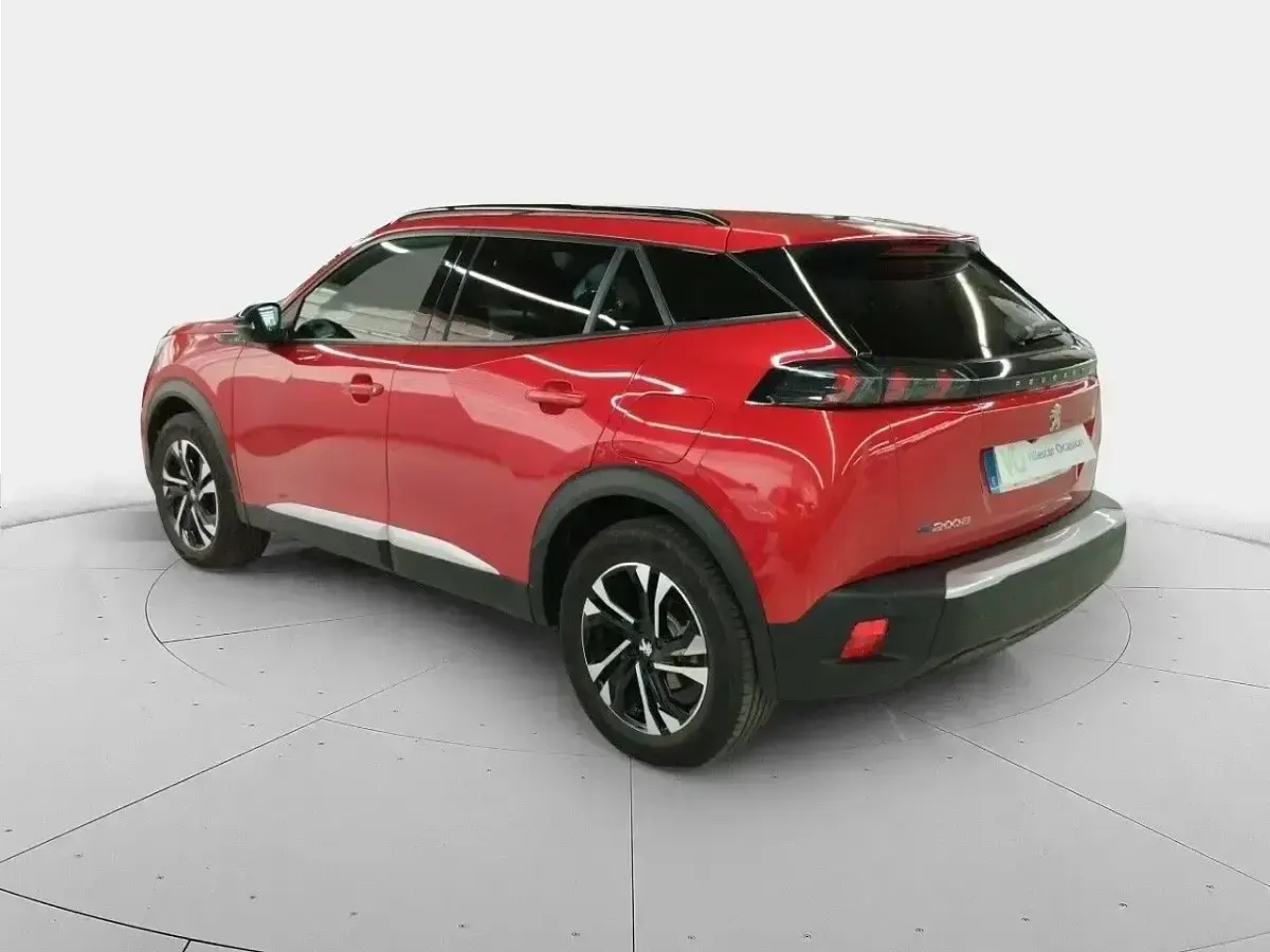 Usado Peugeot e-2008 Allure 100 kW (136 CV) 2023 Rojo rouge elixir SUV