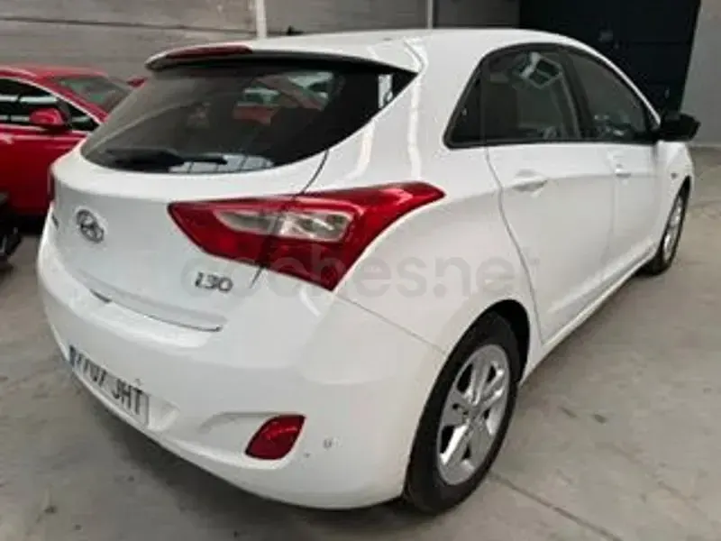 Usado Hyundai i30 110 CV (80 kW) 2015 Blanco Berlina