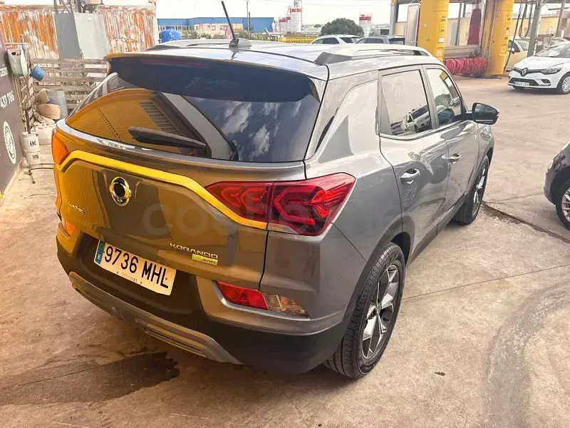 Usado SsangYong Korando 149 CV (109 kW) 2023 Gris / plata SUV