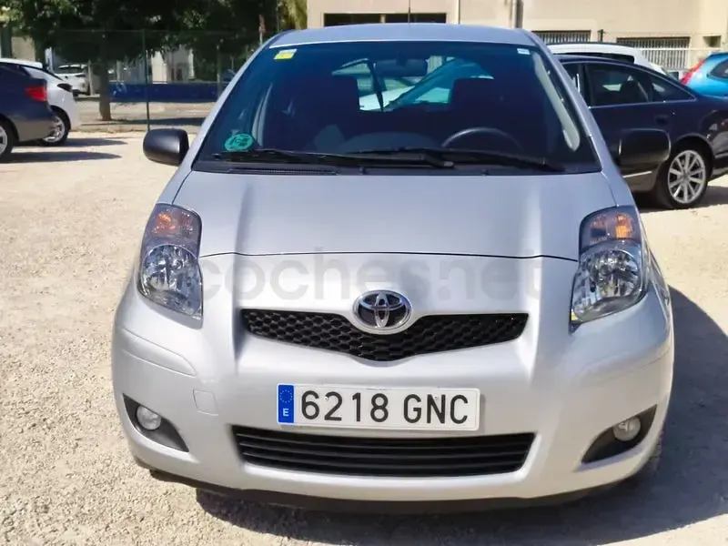 Usado Toyota Yaris Active 101 CV (74 kW) 2009 Gris / plata Utilitario