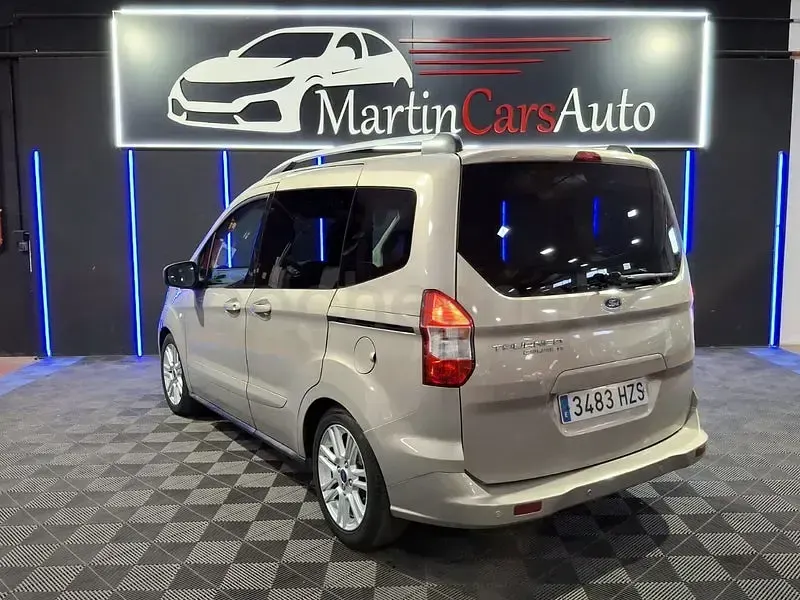 Usado Ford Tourneo Courier Ambiente 95 CV (69 kW) 2014 Beige Monovolumen