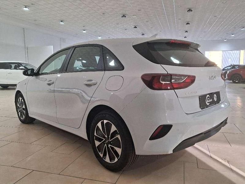 Używany Kia Ceed 101 KM (74 kW) 2025 Biały Hatchback