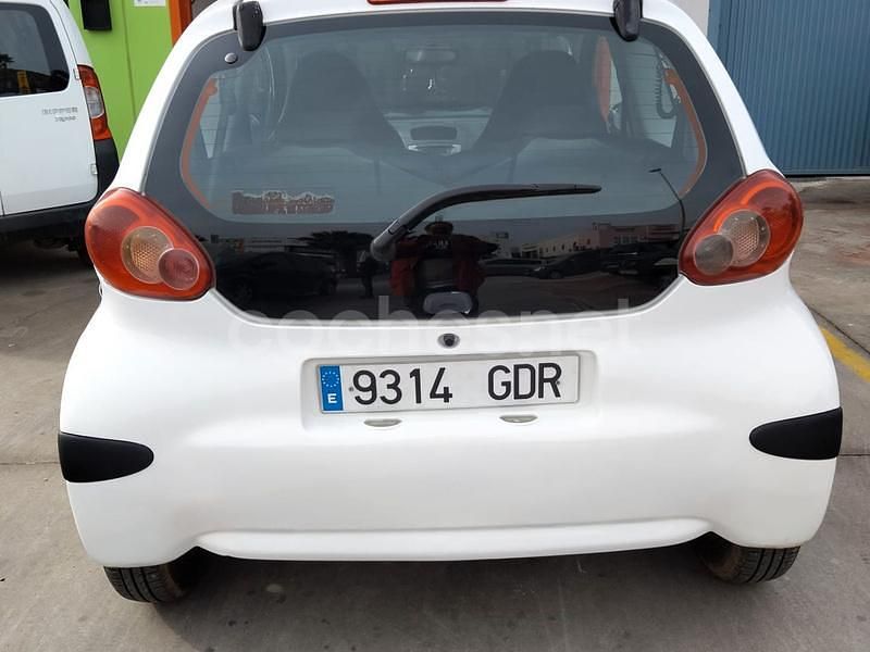 Usado Toyota Aygo 54 CV (39 kW) 2008 Blanco Utilitario