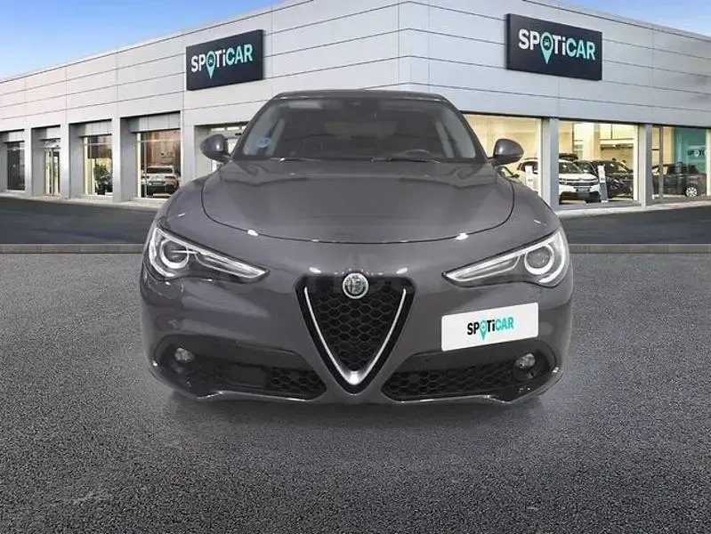 Usado Alfa Romeo Stelvio Executive 210 CV (154 kW) 2019 Gris / plata SUV