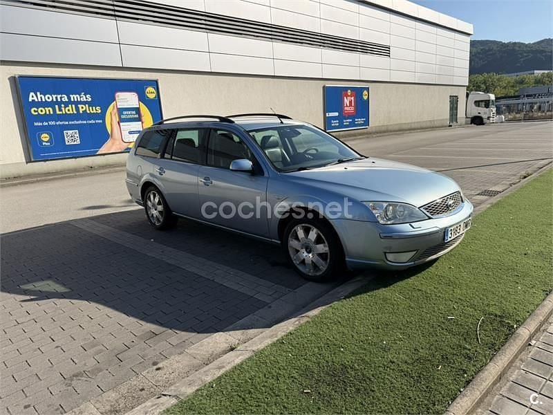 Usado Ford Mondeo Ghia 130 CV (95 kW) 2005 Azul Familiar