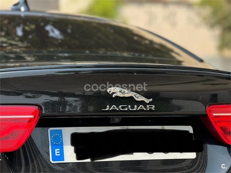 Usado Jaguar XE R-Sport 180 CV (132 kW) 2016 Negro Berlina