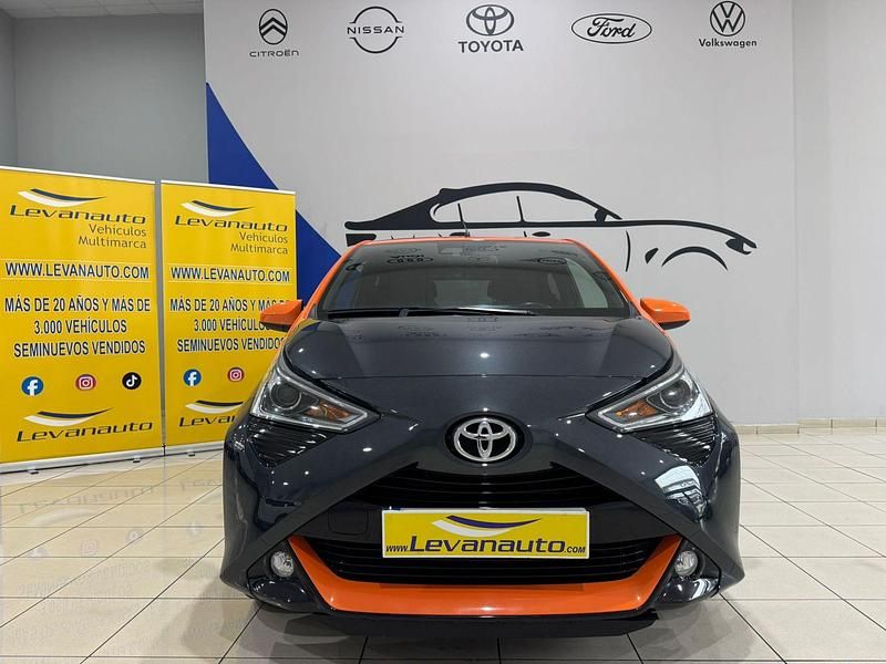 Usado Toyota Aygo X-cite 72 CV (52 kW) 2021 Gris Utilitario