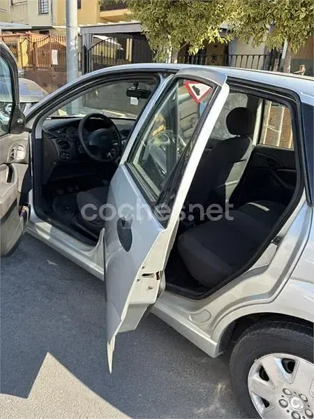 Usado Ford Focus Trend 115 CV (84 kW) 2003 Gris / plata Berlina