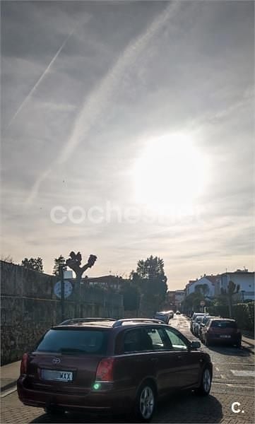 Usado Toyota Avensis Sol 129 CV (94 kW) 2003 Rojo Familiar