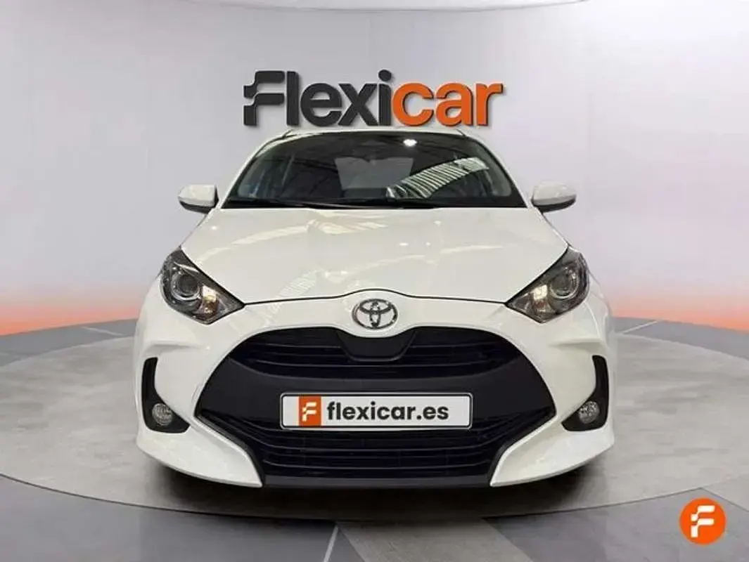 Usado Toyota Yaris Active 116 CV (85 kW) 2025 Blanco Utilitario