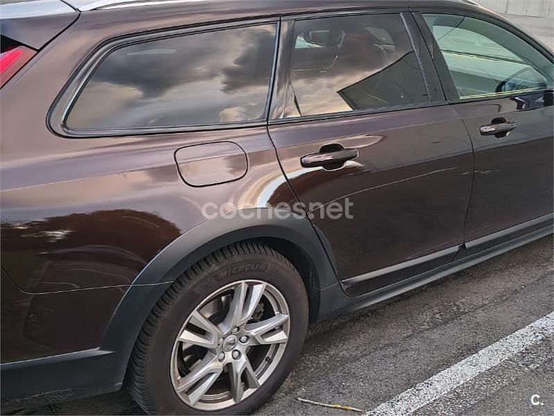 Begagnad Volvo V90 CC 190 HK (139 kW) 2019 Röd Kombi