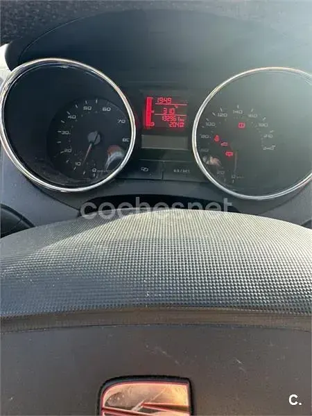 Usado Seat Ibiza Reference 85 CV (62 kW) 2010 Rojo Berlina
