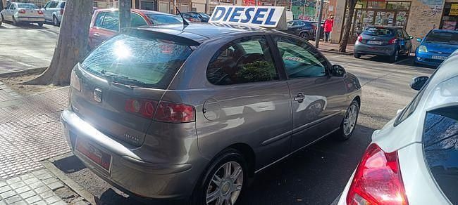 Usado Seat Ibiza Reference 100 CV (73 kW) 2004 Gris Utilitario