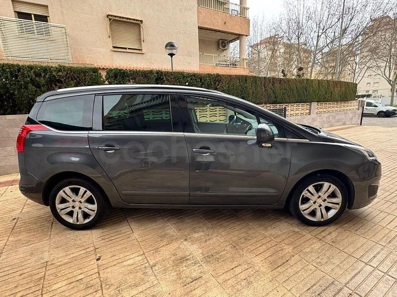Usado Peugeot 5008 Allure 130 CV (95 kW) 2016 Gris / plata Monovolumen