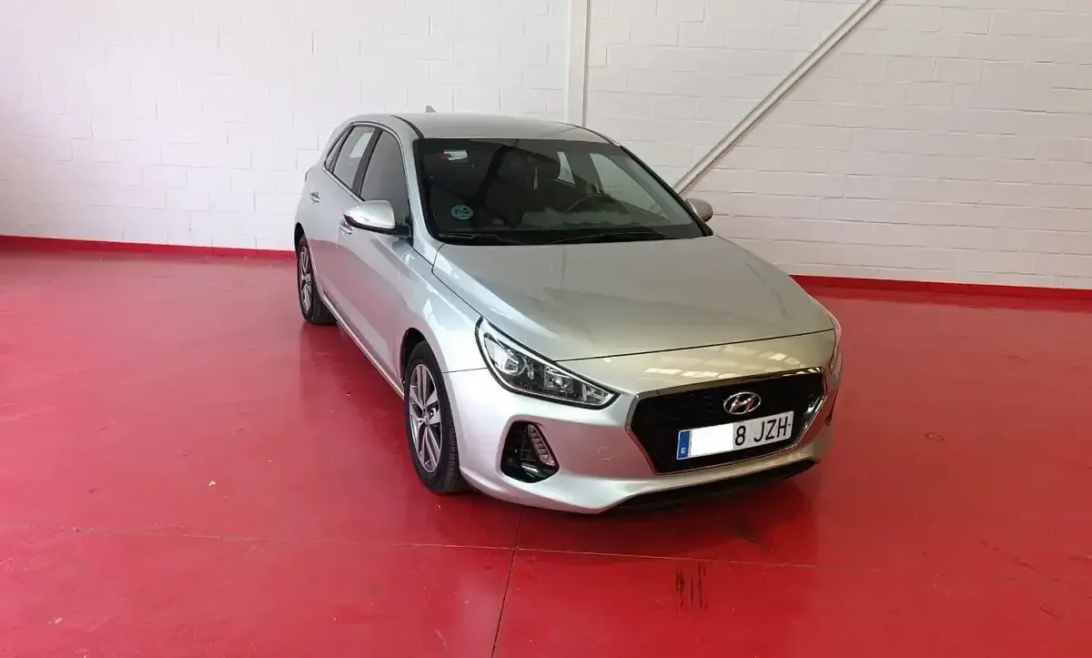 Usado Hyundai i30 110 CV (80 kW) 2017 Gris Berlina