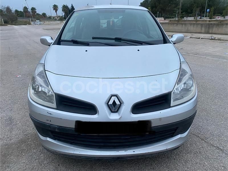 Gris / plata Usado 2006 Renault Clio II Dynamique Berlina | 1950 € (Super precio) - Imagen 1/4