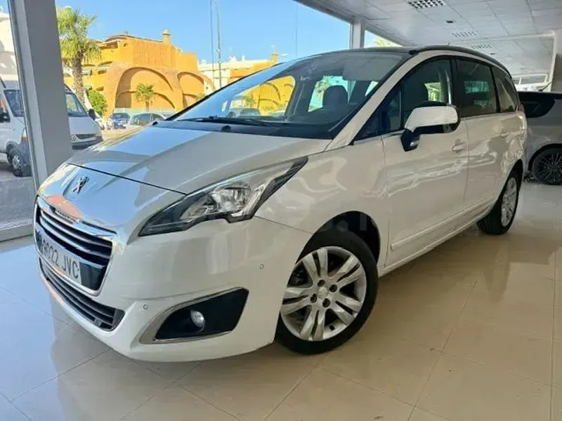 Usado Peugeot 5008 Active 120 CV (88 kW) 2016 Blanco Monovolumen