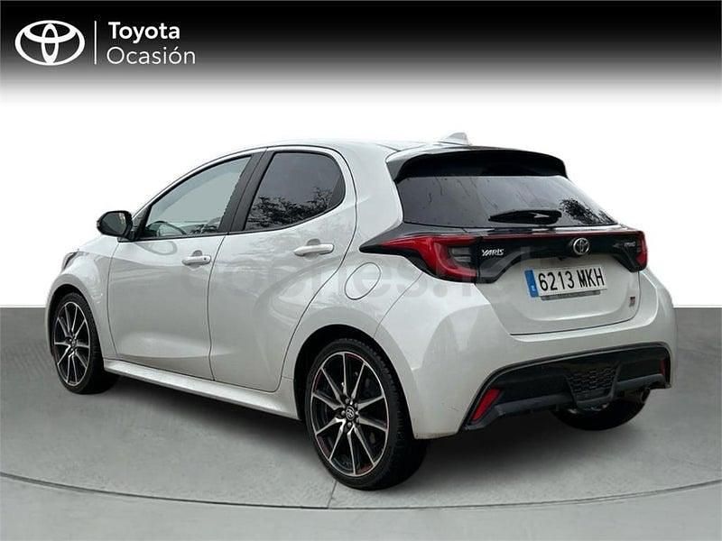 Usado Toyota Yaris Hybrid Sport 116 CV (85 kW) 2023 Gris / plata Berlina