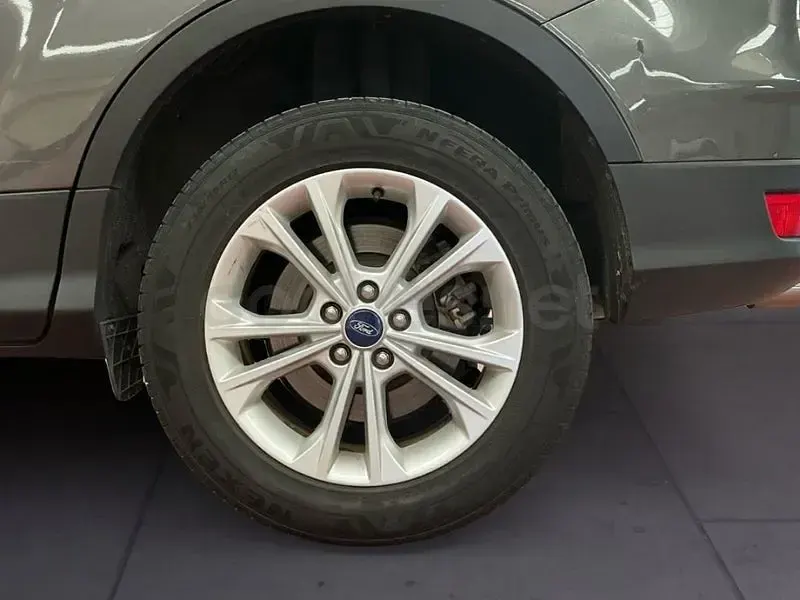 Usado Ford Kuga Titanium 150 CV (110 kW) 2018 Gris / plata SUV
