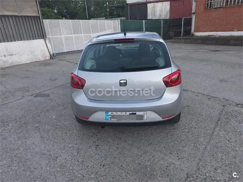 Usado Seat Ibiza Reference 105 CV (77 kW) 2009 Gris / plata Berlina