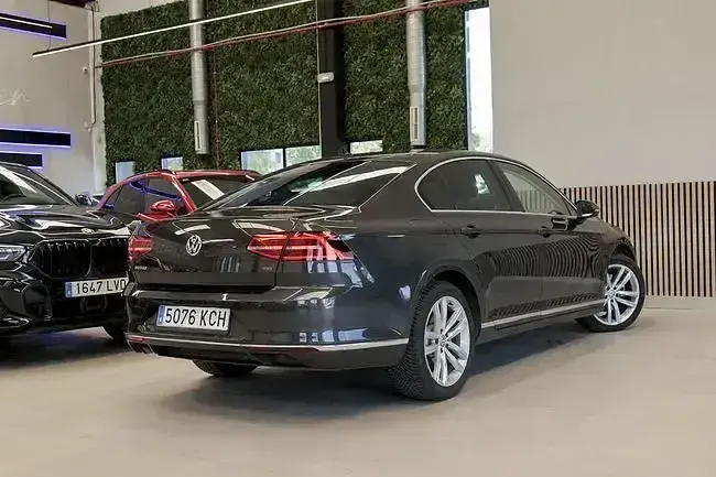 Usado VW Passat Sportline 180 CV (132 kW) 2017 Gris Berlina