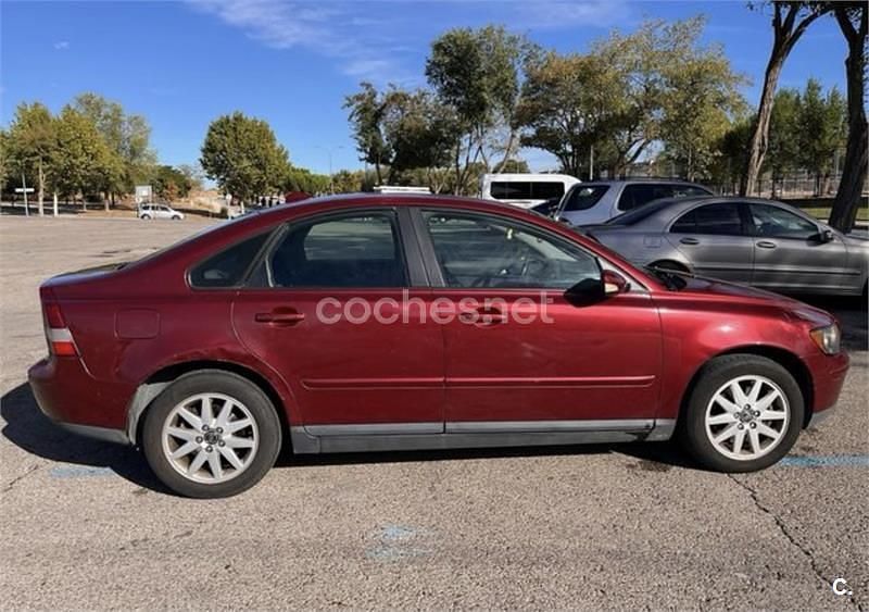 Usado Volvo S40 Kinetic 136 CV (100 kW) 2006 Granate Berlina