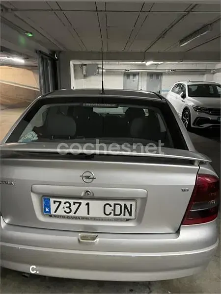 Usado Opel Astra Edition 100 CV (73 kW) 2003 Gris / plata Berlina