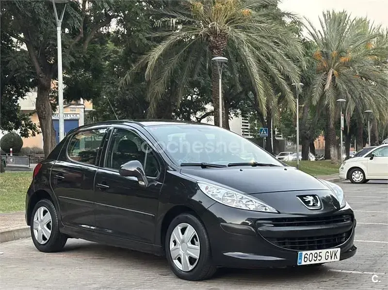 Usado Peugeot 207 75 CV (55 kW) 2010 Negro Berlina