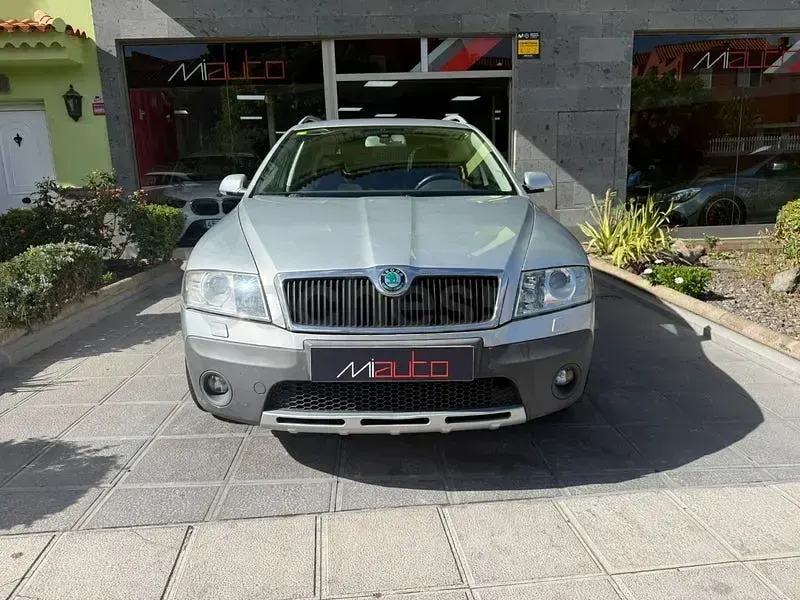 Usado Skoda Octavia 105 CV (77 kW) 2010 Gris / plata Familiar