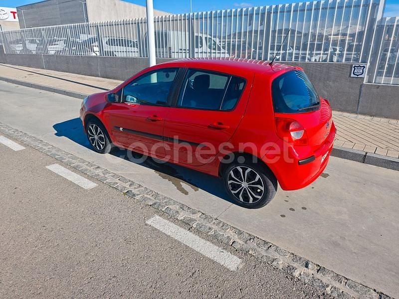 Usado Renault Clio II 75 CV (55 kW) 2008 Rojo Berlina