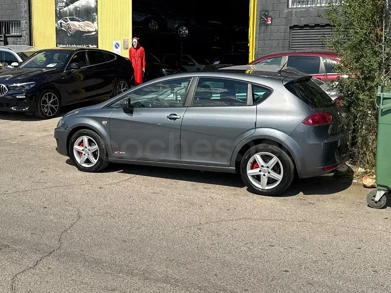 Usado Seat Leon Style 125 CV (91 kW) 2012 Gris / plata Berlina