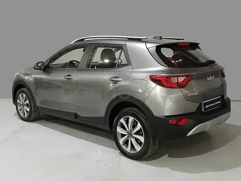 Usado Kia Stonic 100 CV (73 kW) 2025 Gris / plata SUV