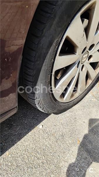 Usado Seat Toledo Style 105 CV (77 kW) 2013 Granate Utilitario