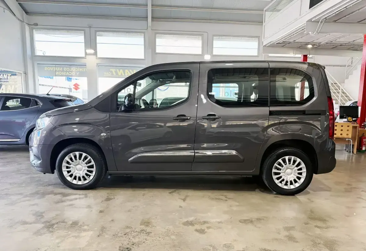 Usado Toyota Proace Verso Active 131 CV (96 kW) 2022 Gris / plata Familiar