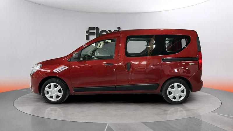 Usado Dacia Dokker Essentiel 109 CV (80 kW) 2021 Rojo Monovolumen