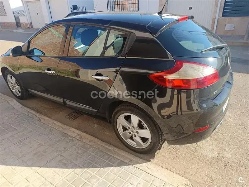 Usado Renault Mégane III Dynamique 105 CV (77 kW) 2010 Negro Berlina
