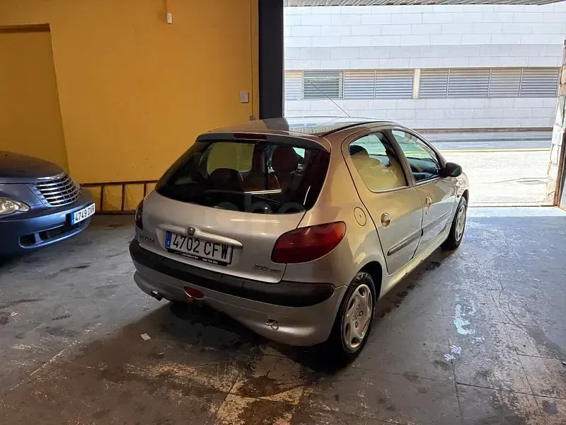 Usado Peugeot 206 70 CV (51 kW) 2004 Gris / plata Berlina