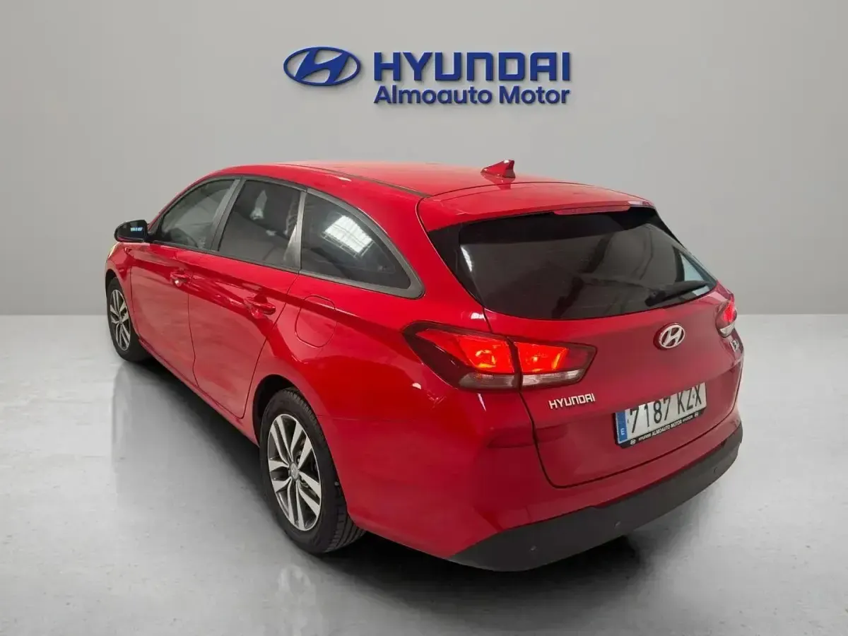 Usado Hyundai i30 GO! 120 CV (88 kW) 2019 Rojo Familiar