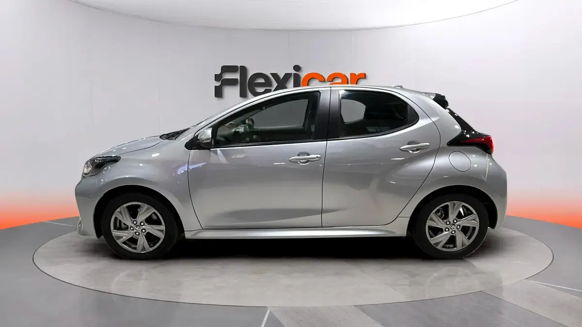 Usado Toyota Yaris Hybrid Active 116 CV (85 kW) 2025 Gris Berlina