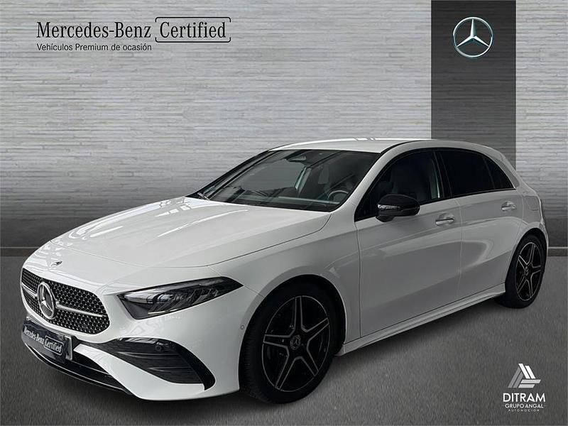 Usado Mercedes A180 AMG line 116 CV (85 kW) 2024 Blanco Berlina