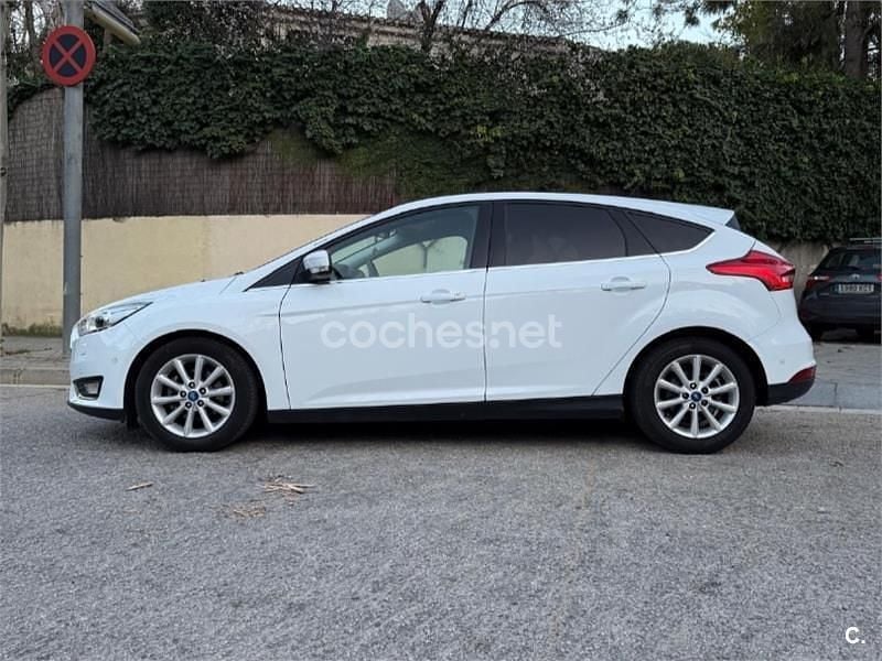 Usado Ford Focus Trend 120 CV (88 kW) 2017 Blanco Berlina