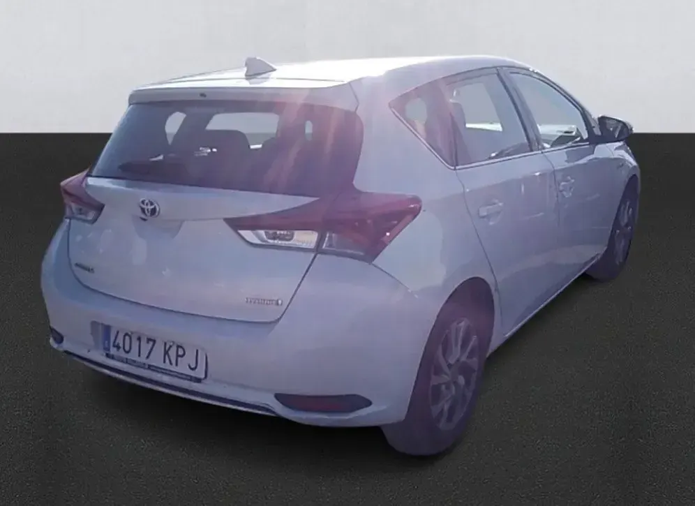 Usado Toyota Auris Hybrid Business Edition 136 CV (100 kW) 2018 Blanco Berlina