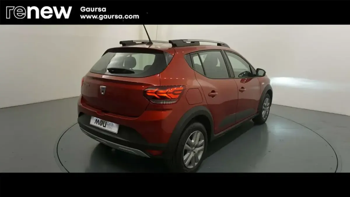 Usado Dacia Sandero Comfort 91 CV (66 kW) 2022 Rojo Berlina